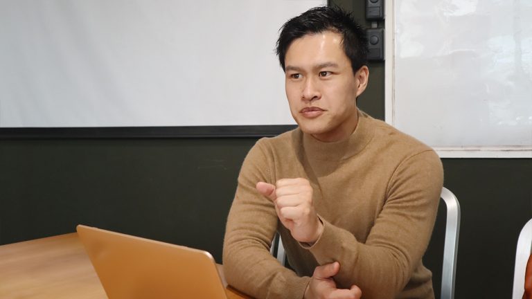 X脚改善で筋トレはng 道具を使わずストレッチだけで根本原因から改善する方法 トレーナー 岡崎秀哉